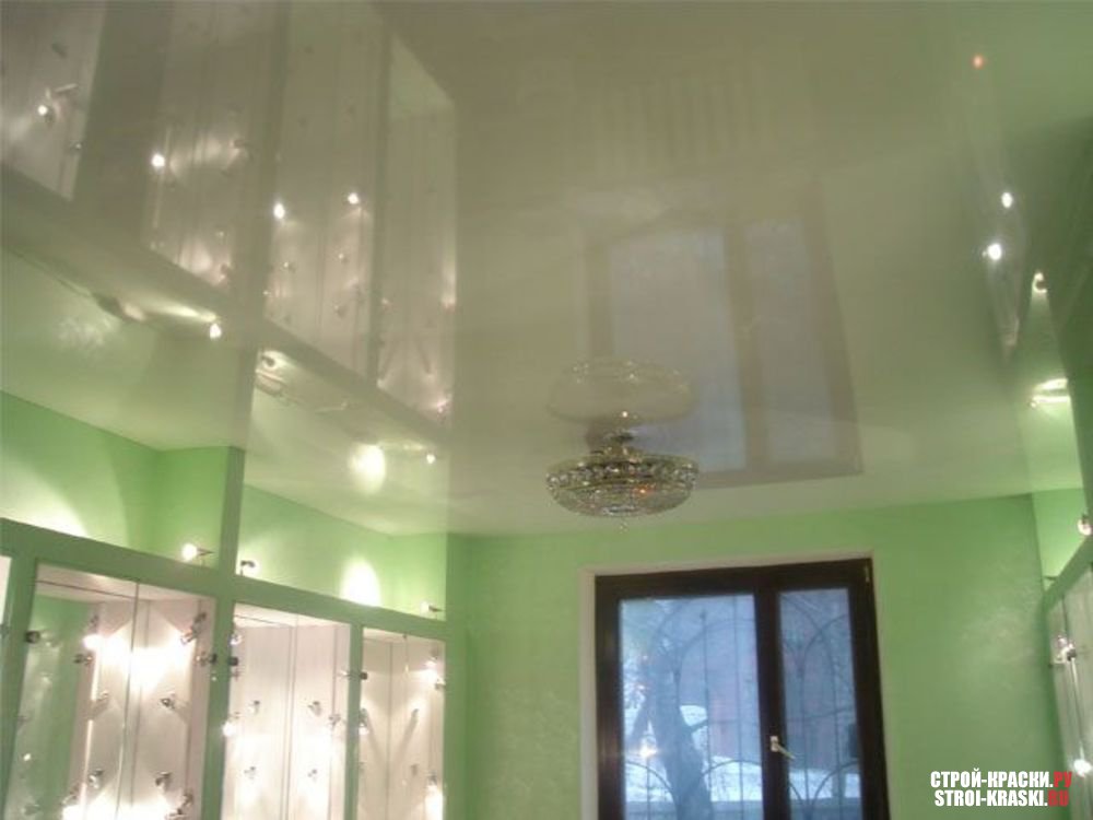 Особенности глянцевой краски для потолка
