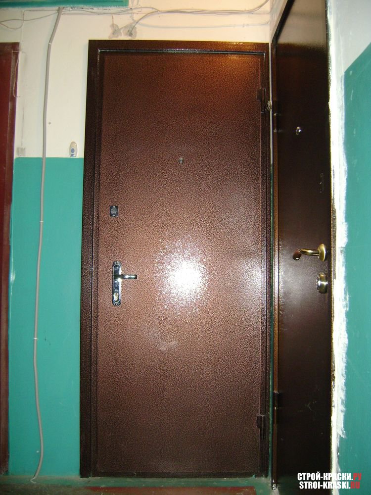 Старые входные двери в квартире. Перекраска входной двери. Двери квартирные металлические. Покрасить железную дверь. Перекраска входной двери металлической.